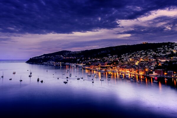 Belle vue sur la ville du soir depuis les hauteurs