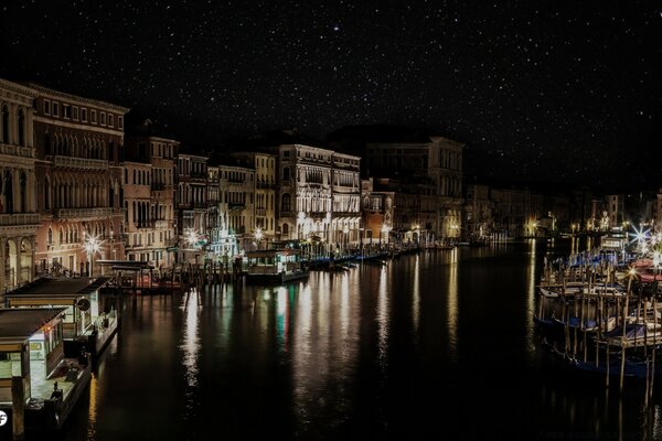 Blick auf die Nachtstadt, die am Fluss steht