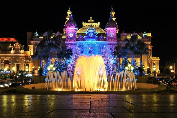 Hermosa fuente en el fondo de las luces