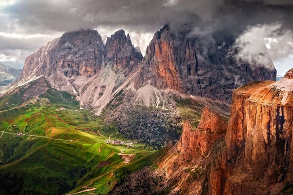 Paesaggio di montagna. Viaggio nella valle