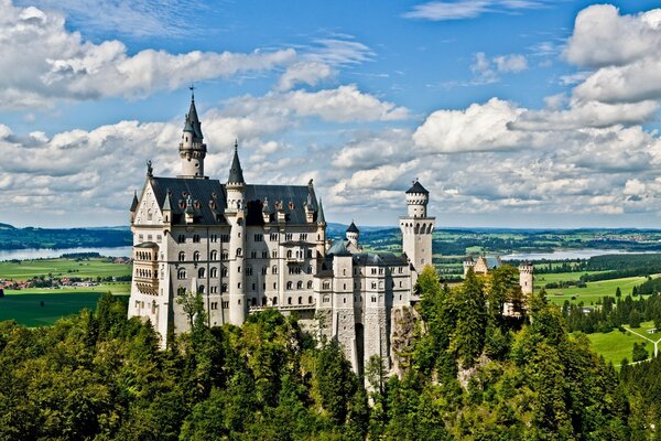 Eine riesige Burg auf dem Gipfel des Berges