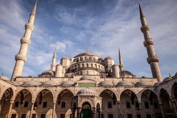 Katedral taj gibi salladı ama daha büyük ve daha uzun