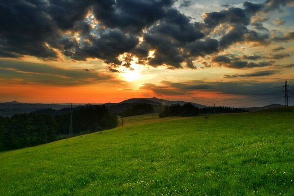 Bela paisagem ao pôr do sol na natureza