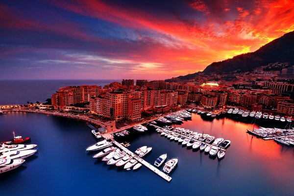 La ciudad en la puesta de sol roja