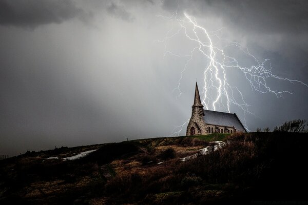 Éclairs d orage scintillant au-dessus de la maison