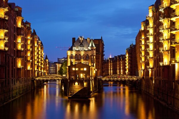 A gorgeous combination of water and architecture