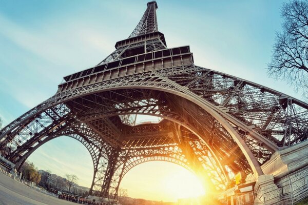 la tour Eiffel. vue de dessous