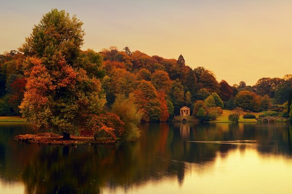 Ruhige Herbstdämmerung über der Spiegelfläche des Sees