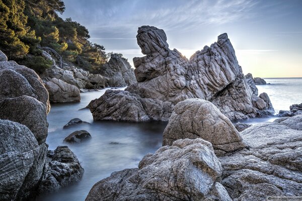 Piedras inusuales en el mar. Un espectáculo muy bonito