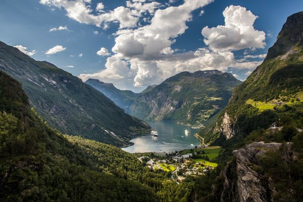 Una pequeña ciudad entre enormes montañas