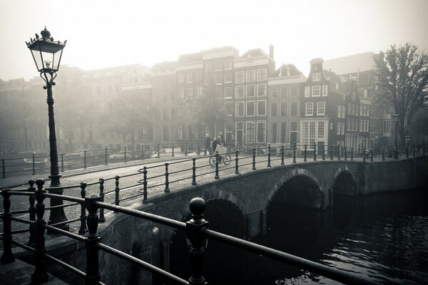 Brücke über den Fluss. monochrome Abbildung