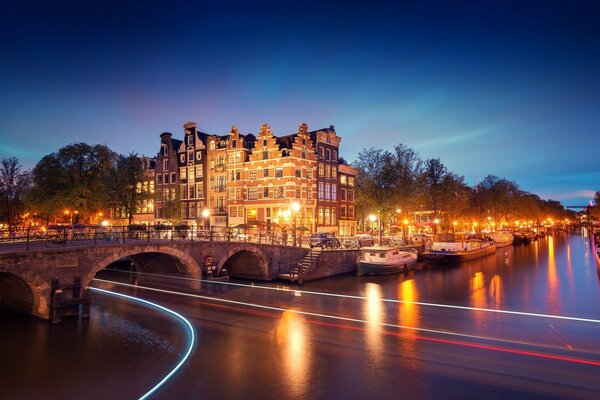 Ville de nuit à la lumière des lanternes