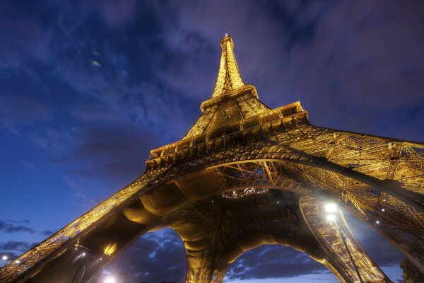 Vue de dessous de la tour Eiffel