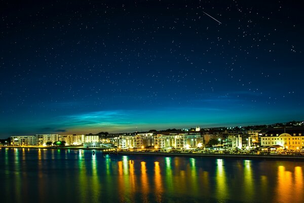 Ciudad nocturna de Europa. Cielo estrellado