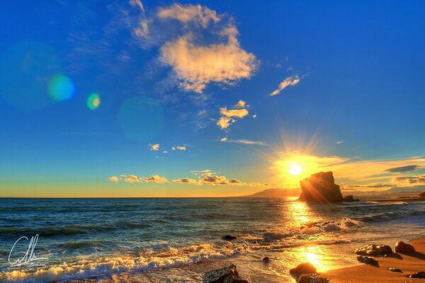 DER SONNENUNTERGANG GEHT AM UFER INS MEER