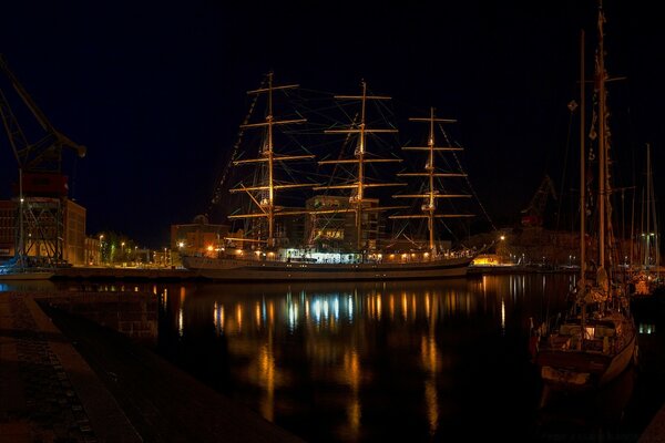 Magnifique Brig dans le silence de la nuit