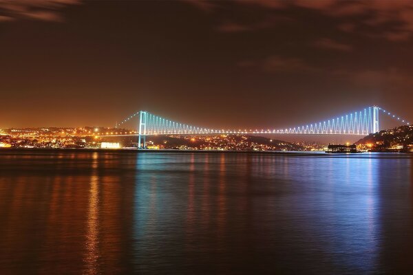 Puesta de sol sobre el puente luminoso