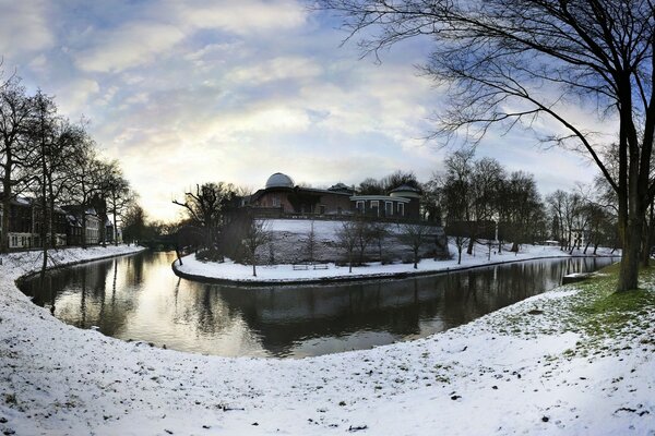 Parco invernale con laghetto antigelo