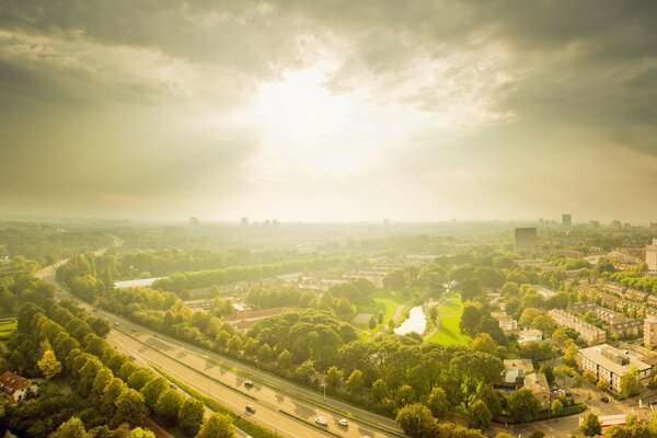 Cidade ensolarada Europeia. O sol através das nuvens.. Em