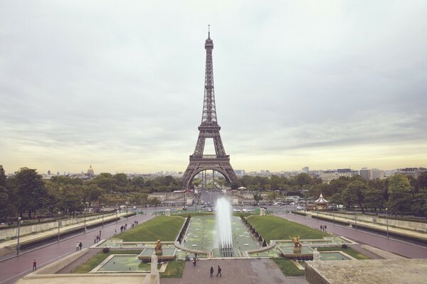 Tour elfilaire avec fond de parc et ciel