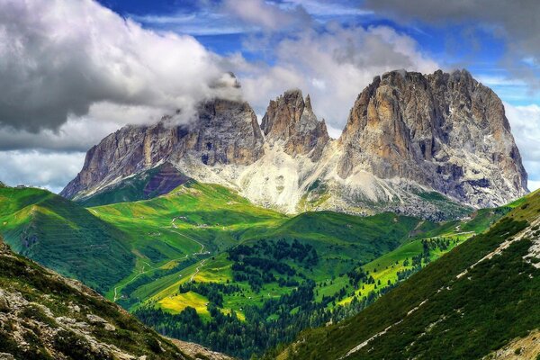 Hohe Berge, die den Himmel erreichen