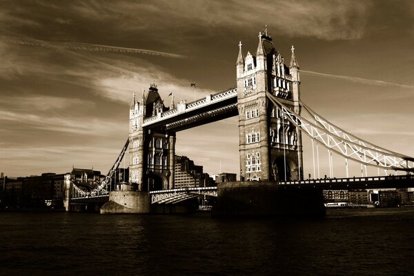 Лондонский мост над рекой в серых тонах