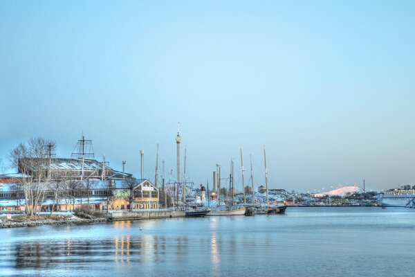 Europäischer Hafen. Pier und Meer