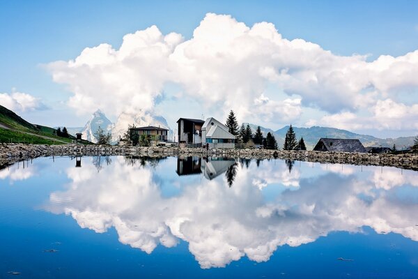 Reflejo de las nubes en el lago de montaña naturaleza