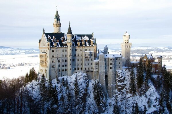 Ein hohes Schloss in einem schneebedeckten Feld