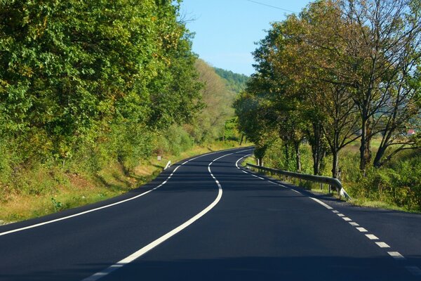 Estrada sinuosa com marcações e vire à direita