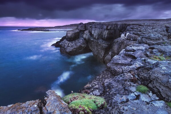 Cielo negro. Mar y rocas