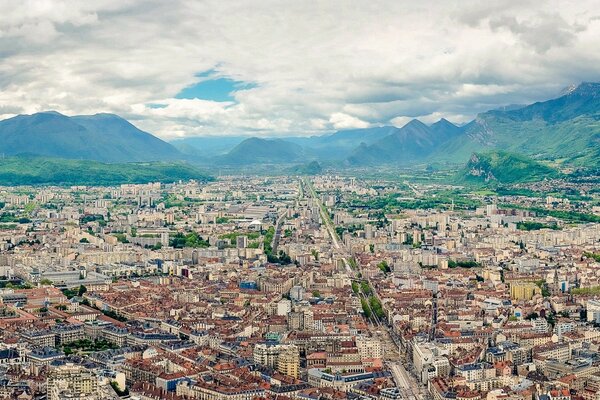 Ciudad de verano vista desde arriba alrededor de la montaña