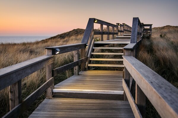 Una escalera extraordinariamente hermosa que conduce al mar