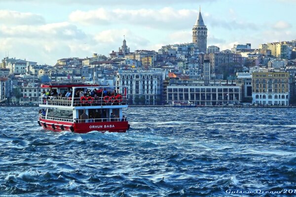 Yacht da diporto sull acqua sullo sfondo della città