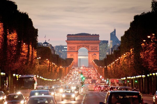 Ville du soir sur fond de gratte-ciel