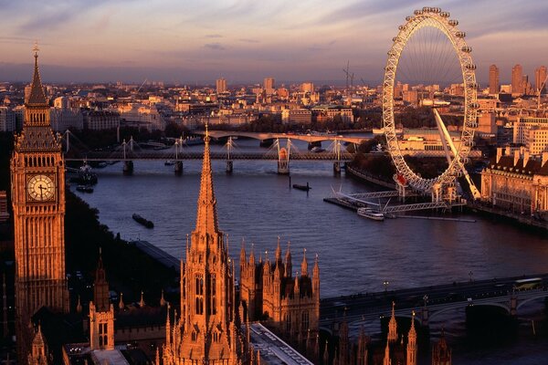 Londra nın nehir kıyısındaki dönme dolap