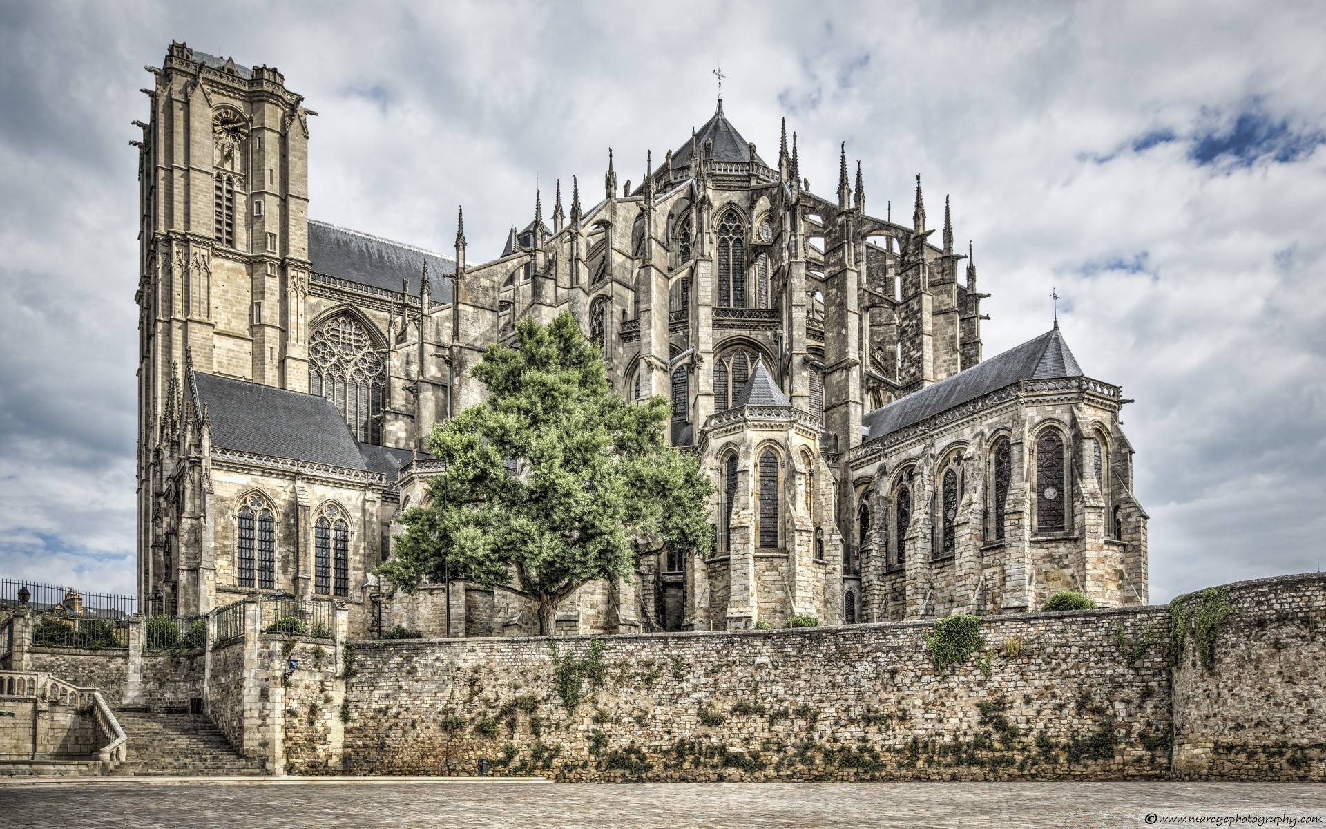 europa architektur kirche gotik religion alt kathedrale haus stein historisch antike sehenswürdigkeit reisen tourismus himmel berühmt turm religiöse stadt außen