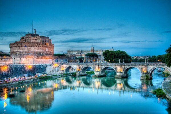 Bellissimo ponte antico sullo sfondo della città