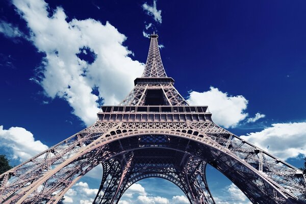 Vista della Torre Eiffel dal basso contro il cielo