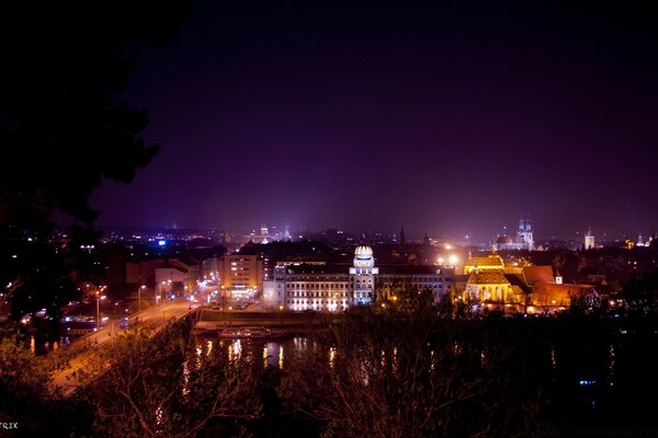 Città di notte in luci luminose paesaggio