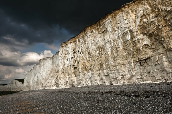 Rocher sur la mer noire