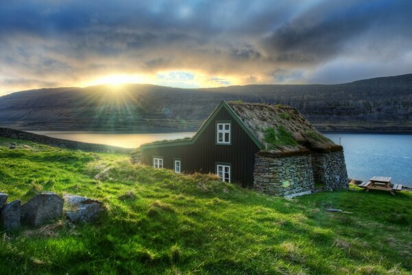 Haus bei Sonnenuntergang am See