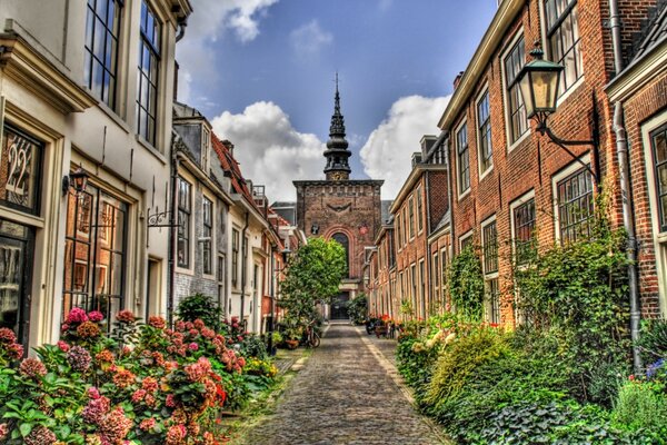 Calle estrecha en las ciudades de Europa