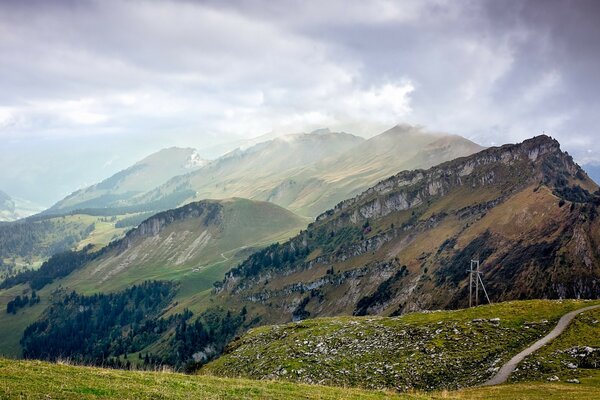 Berge vor dem Hintergrund der Wolken sehen gut aus