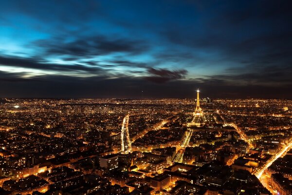 Paris gecesinin parlak ışıkları