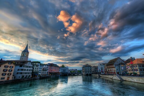 Beau coucher de soleil sur la vieille Europe