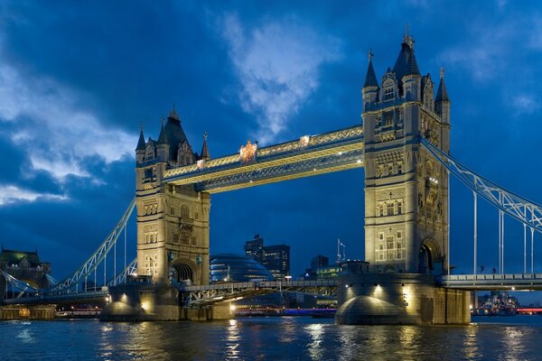 Tower Bridge vom Nordufer in der Dämmerung