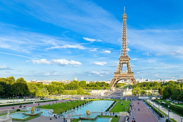 Torre Eiffel nasphone del cielo blu