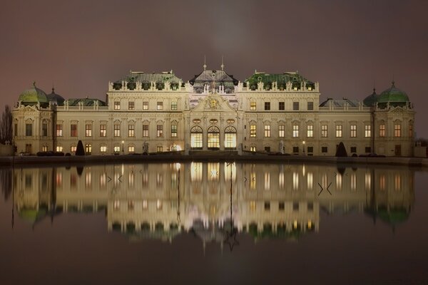 Bella casa vicino al fiume in Europa