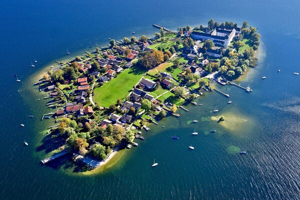 Isla residencial en el océano